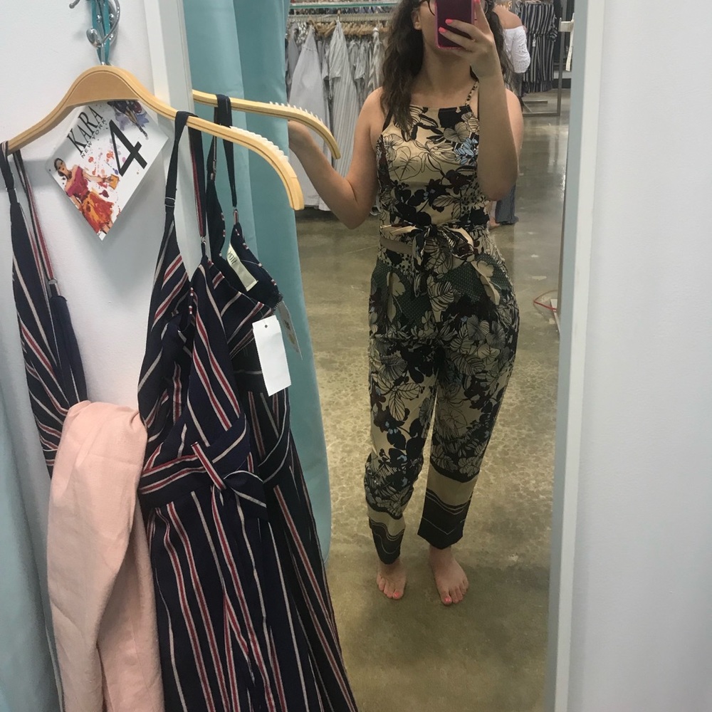 BOUTIQUE TWO PIECE CROPPED FLORAL JUMPSUIT.
